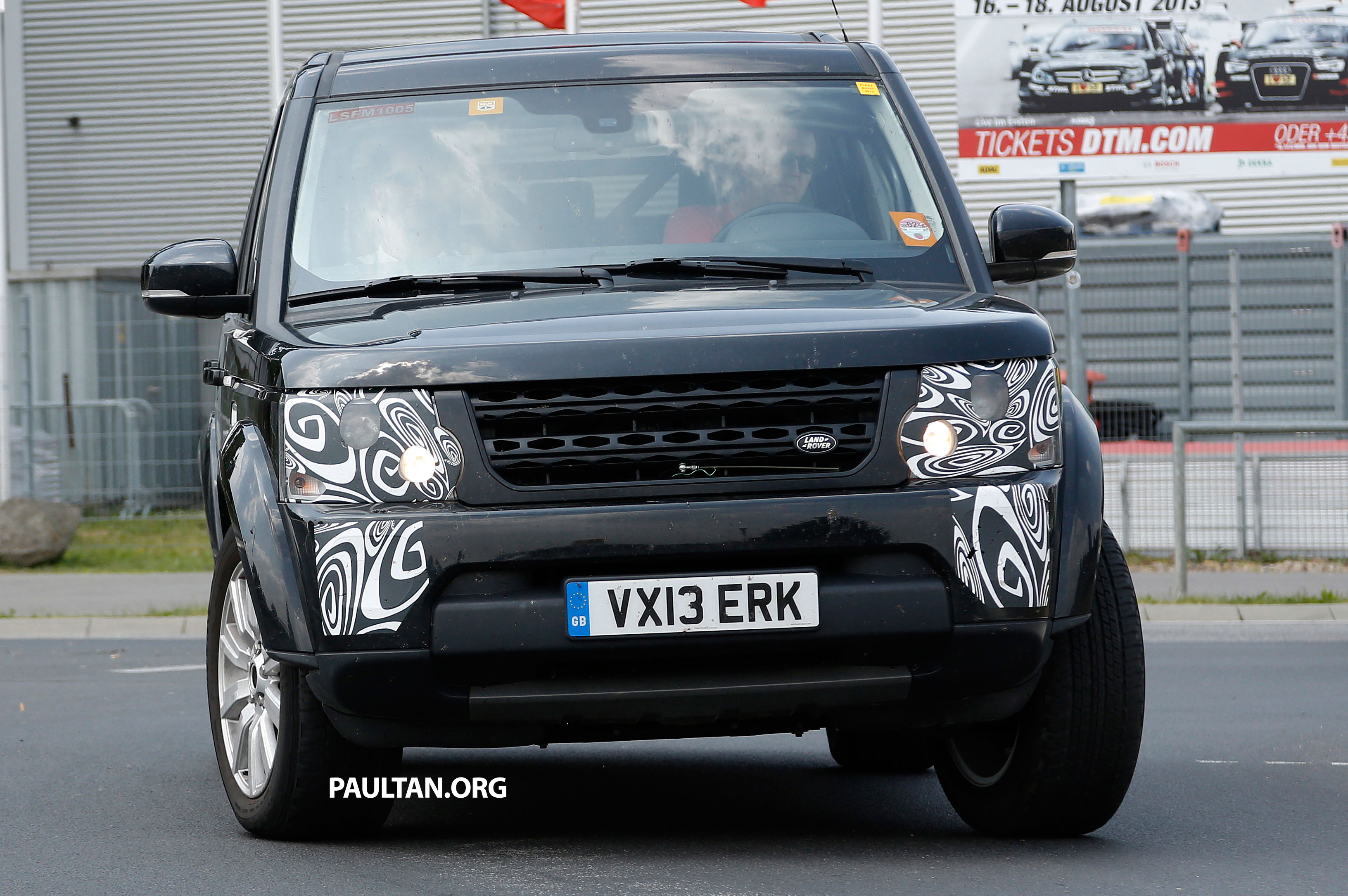 SPYSHOTS: Land Rover Discovery 4 facelift on test Land-Rover-Discovery ...