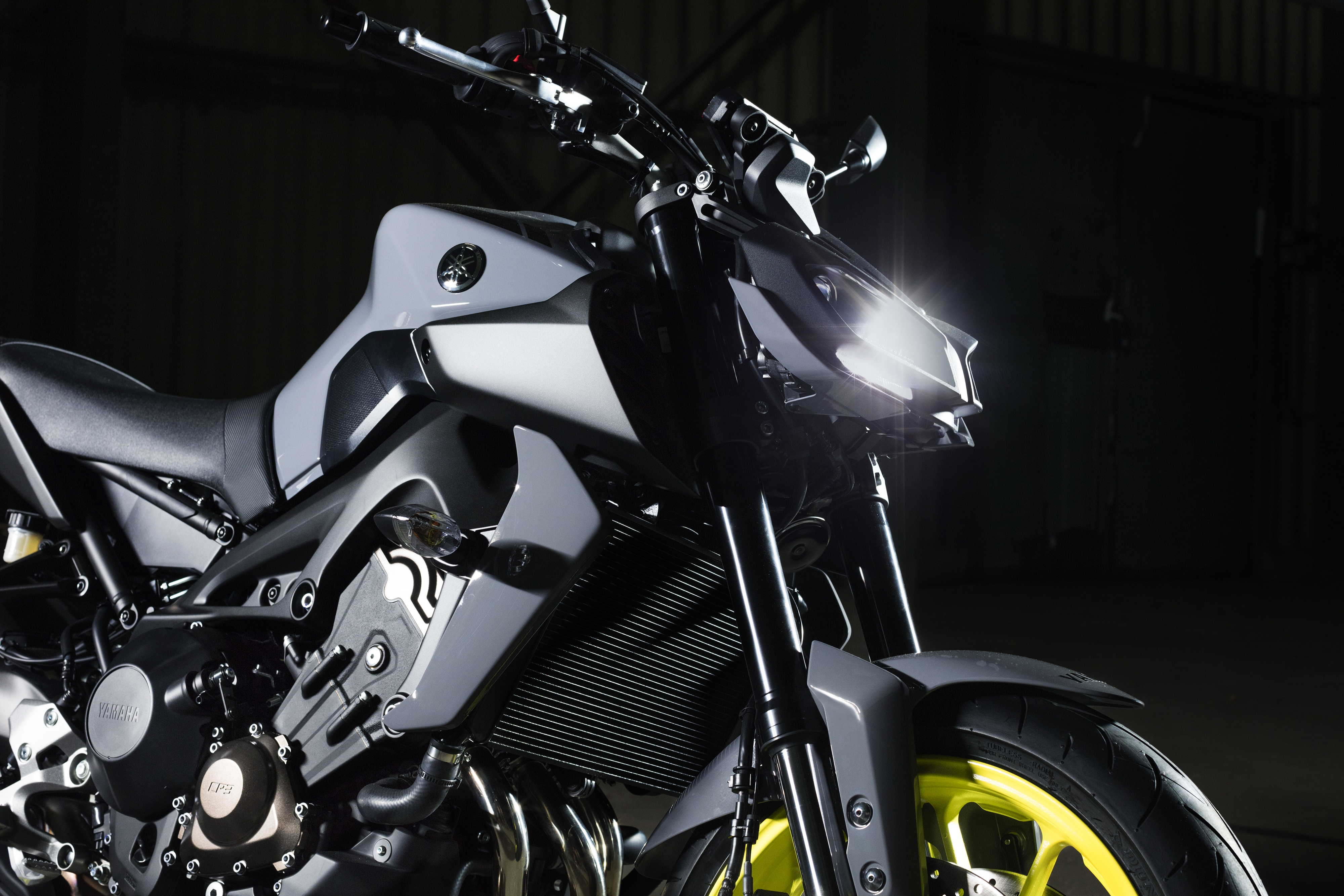 2017 Yamaha MT-09 updated for the new year - now with LED lights ...