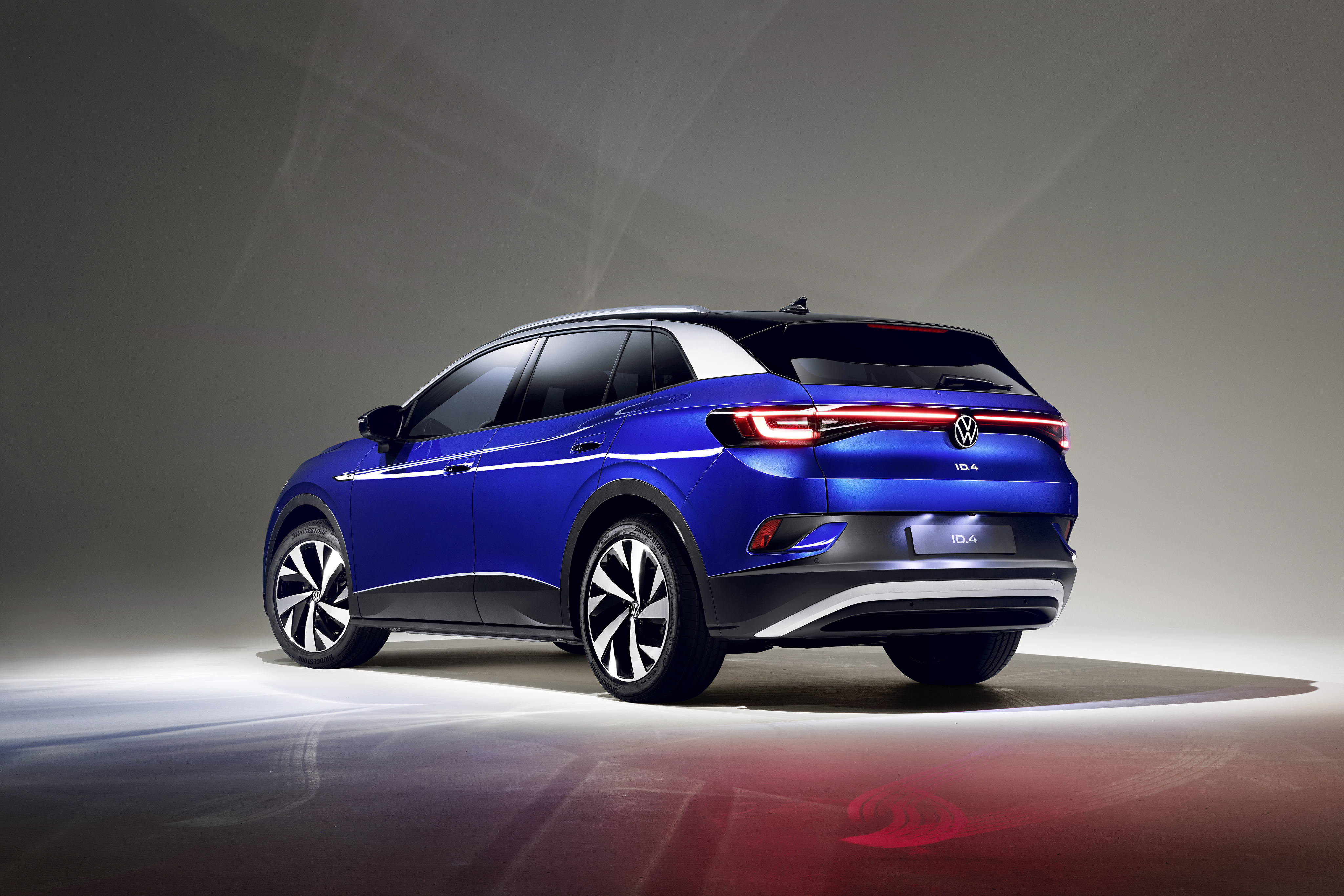 Volkswagen ID 4 Electric SUV Debuts 77 KWh Battery 520 Km Range 