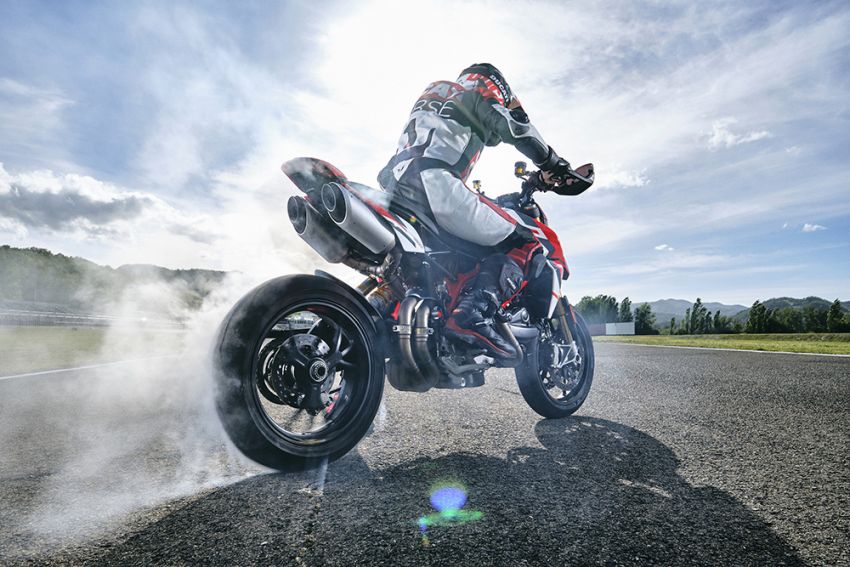 Ducati Hypermotard 950 2022 bat ngo ra mat lay cam hung tu MotoGP - 23