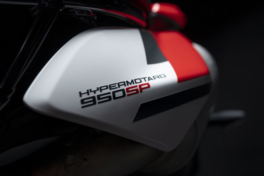 Ducati Hypermotard 950 2022 bat ngo ra mat lay cam hung tu MotoGP - 15